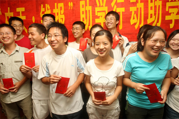 十余年，“中天·钱报”助学持续关爱寒门学子_副本.jpg